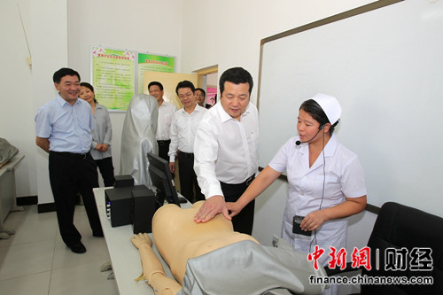 俞江林總裁參觀實訓基地。