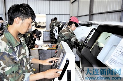 長興島職校數控專業的學生在實訓操作。