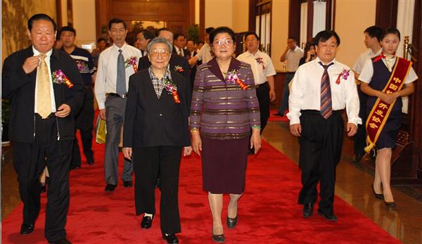 全國政協副主席錢正英（左一）、十五屆中央委員顧秀蓮（左三）、國務院扶貧主任，政協常委胡富國（左一）、北方汽車專修學校曹振峰董事長（右一）在人民大會堂共同出席北方學校七千萬扶貧工程